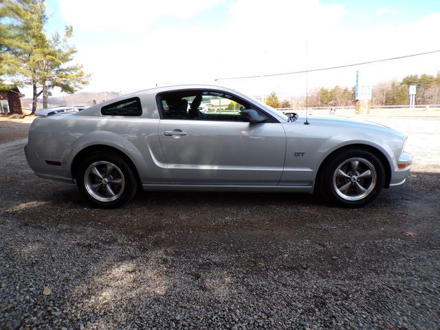 2005 Ford Mustang GT Deluxe
