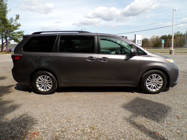 2017 Toyota Sienna XLE Premium 8 Passenger