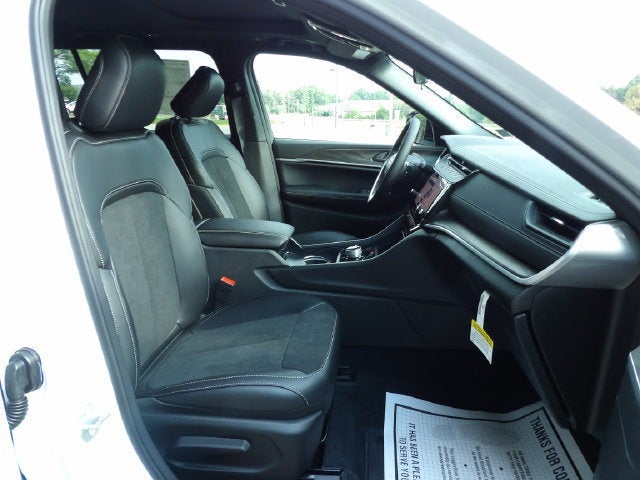 2027 Jeep Grand Cherokee GRAND CHEROKEE L LAREDO ALTITUDE 4X4